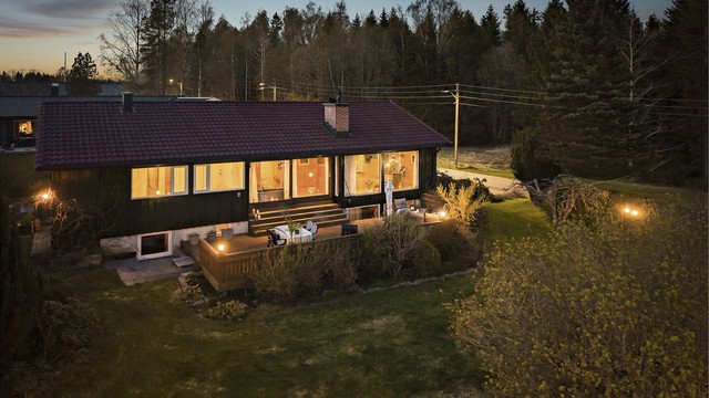 Boligen ligger fint til i terrenget med skogen som nærmeste nabo.