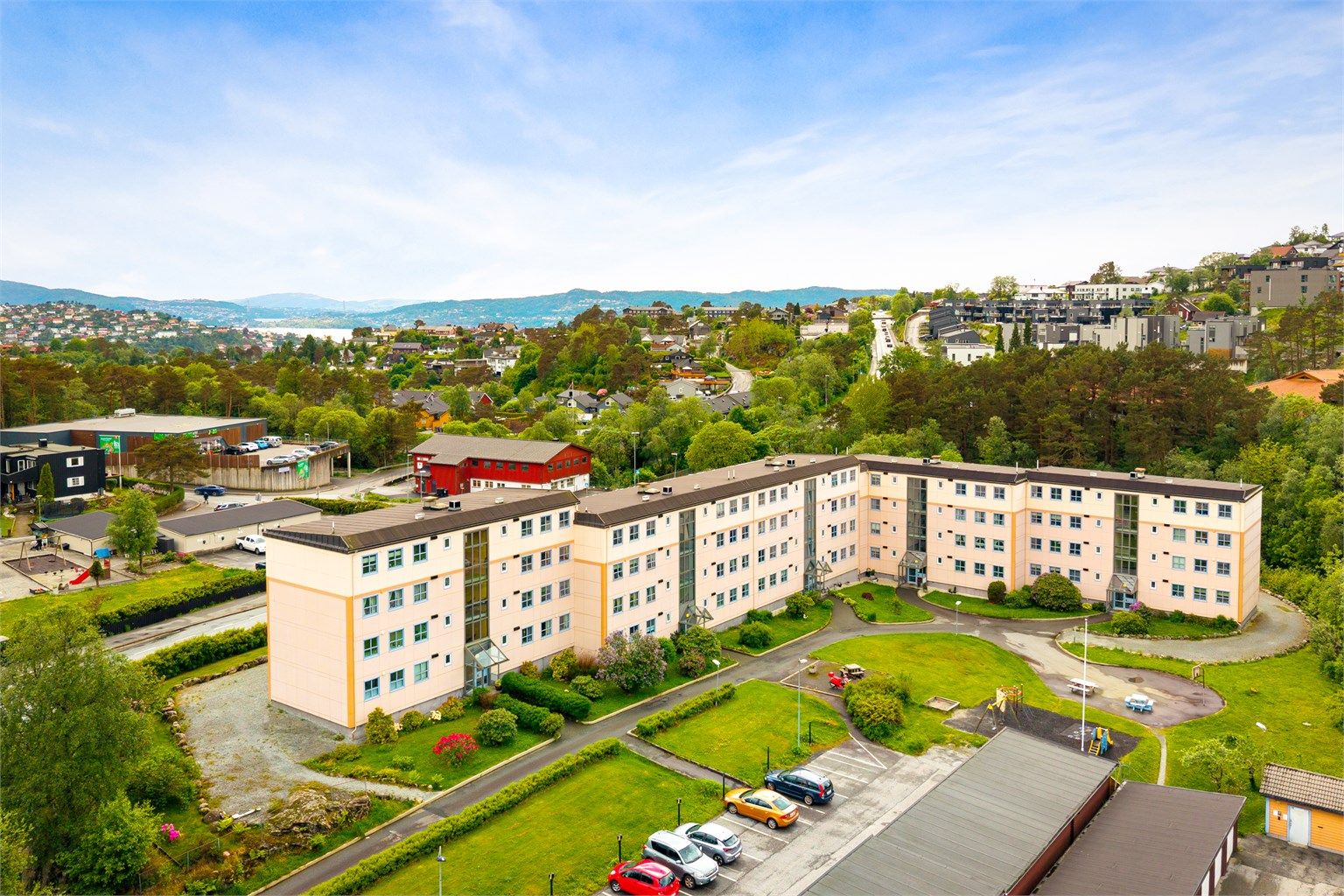 Borettslaget har parkering for beboere og gjeste like utenfor blokken. I nærområdet finner man fine turveier, lekeplasser, skole/barnehage, butikker og busslinje 3. 