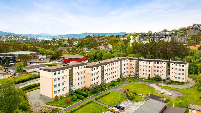 Borettslaget har parkering for beboere og gjeste like utenfor blokken. I nærområdet finner man fine turveier, lekeplasser, skole/barnehage, butikker og busslinje 3.