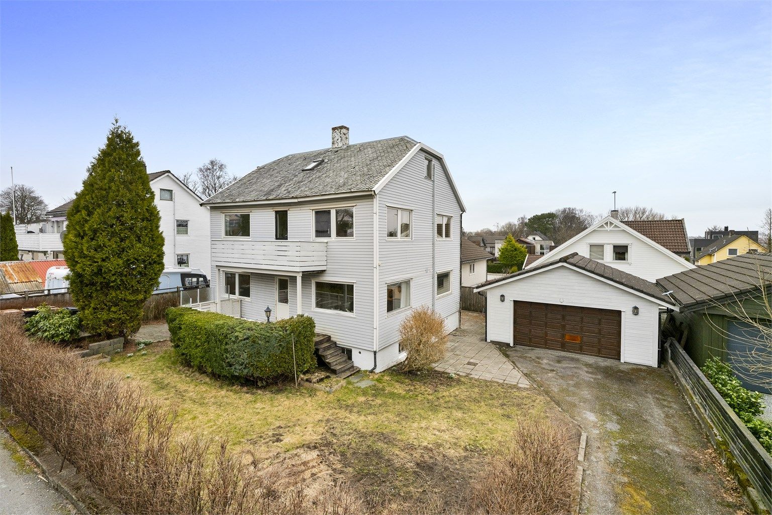 Eiendommen har en solrik, felles hage og parkering i en felles garasje.