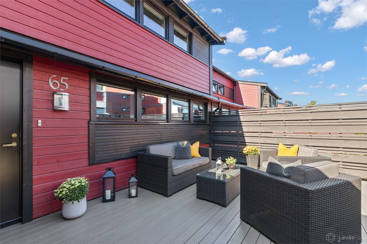 Pent opparbeidet uteareal ved inngangspartiet med en romslig terrasse på ca. 24 kvm. Terrassen er skjermet med gjerde, noe som skaper en privat og hyggelig atmosfære. 