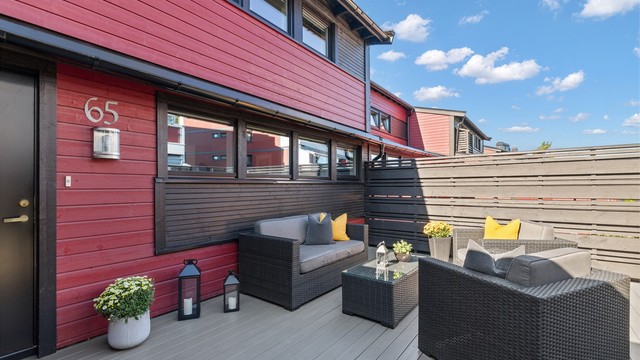 Pent opparbeidet uteareal ved inngangspartiet med en romslig terrasse på ca. 24 kvm. Terrassen er skjermet med gjerde, noe som skaper en privat og hyggelig atmosfære.