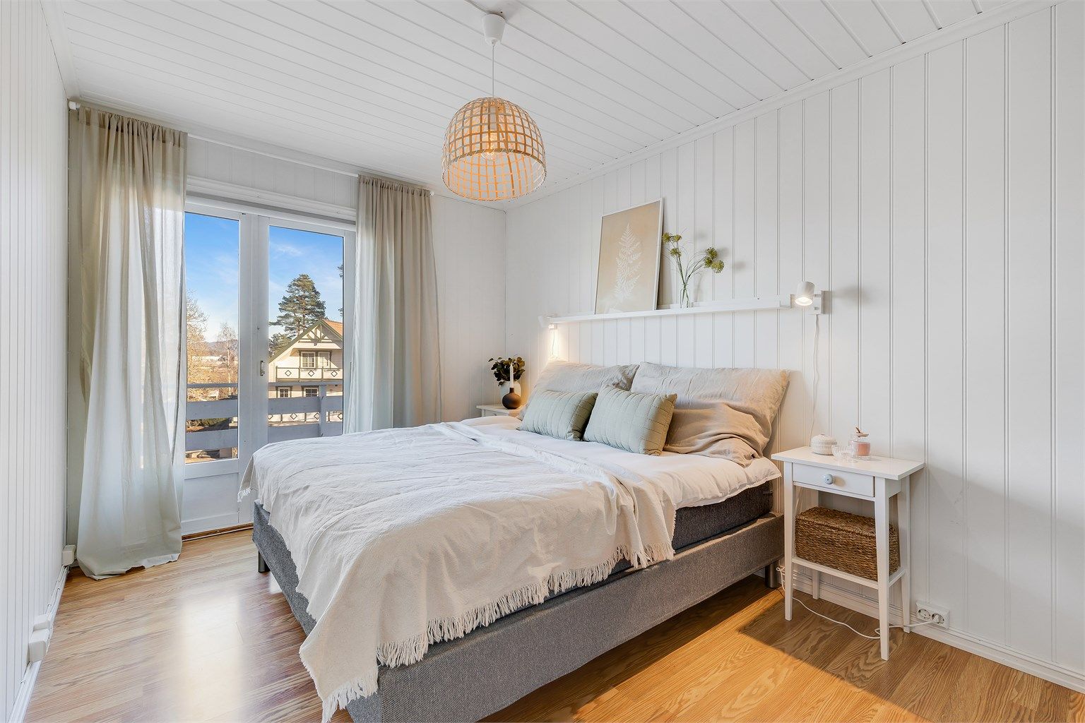 Soverommet har personlig preg og hylle over sengen.