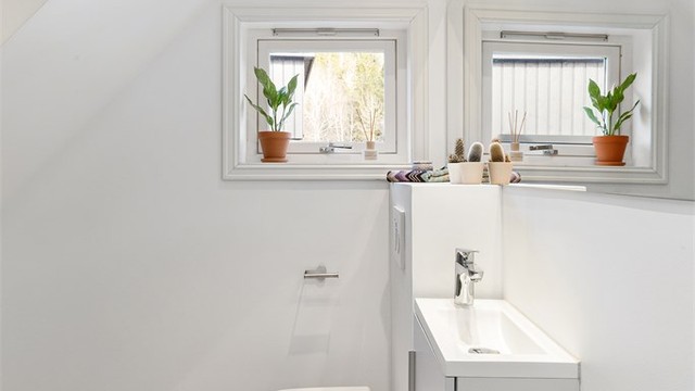 Moderne baderom fra 2018 med flislagt gulv med gulvvarme og slette malte vegger kombinert med fliser i dusjsonen