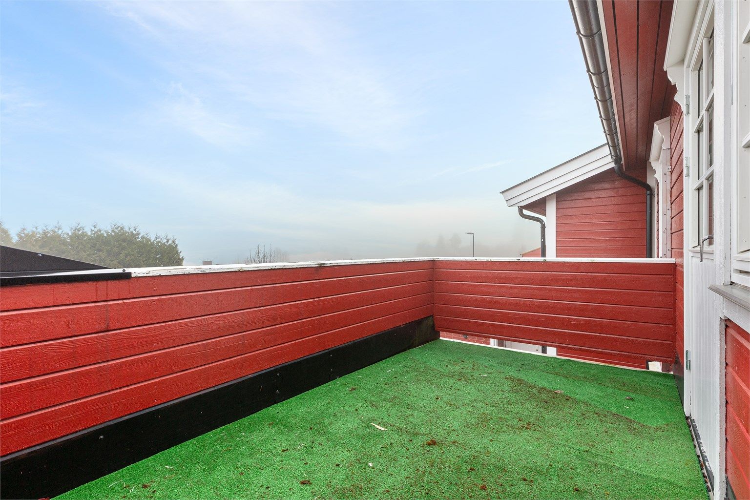 Balkongen i andre etasje er en usjenert og privat uteplass. Balkongen har utgang fra stuen i 2.etg.