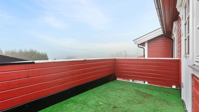 Balkongen i andre etasje er en usjenert og privat uteplass. Balkongen har utgang fra stuen i 2.etg.