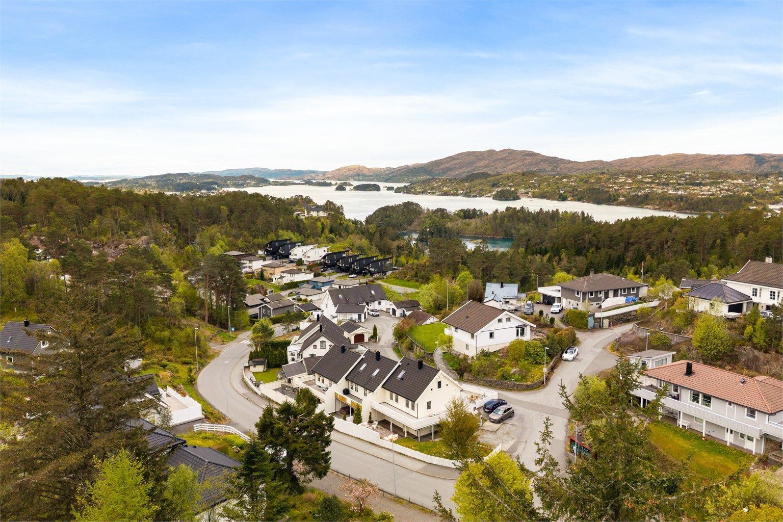 Boligen ligger i et etablert og familievennlig nabolag i Drotningsvik, med nærhet til sjøen.