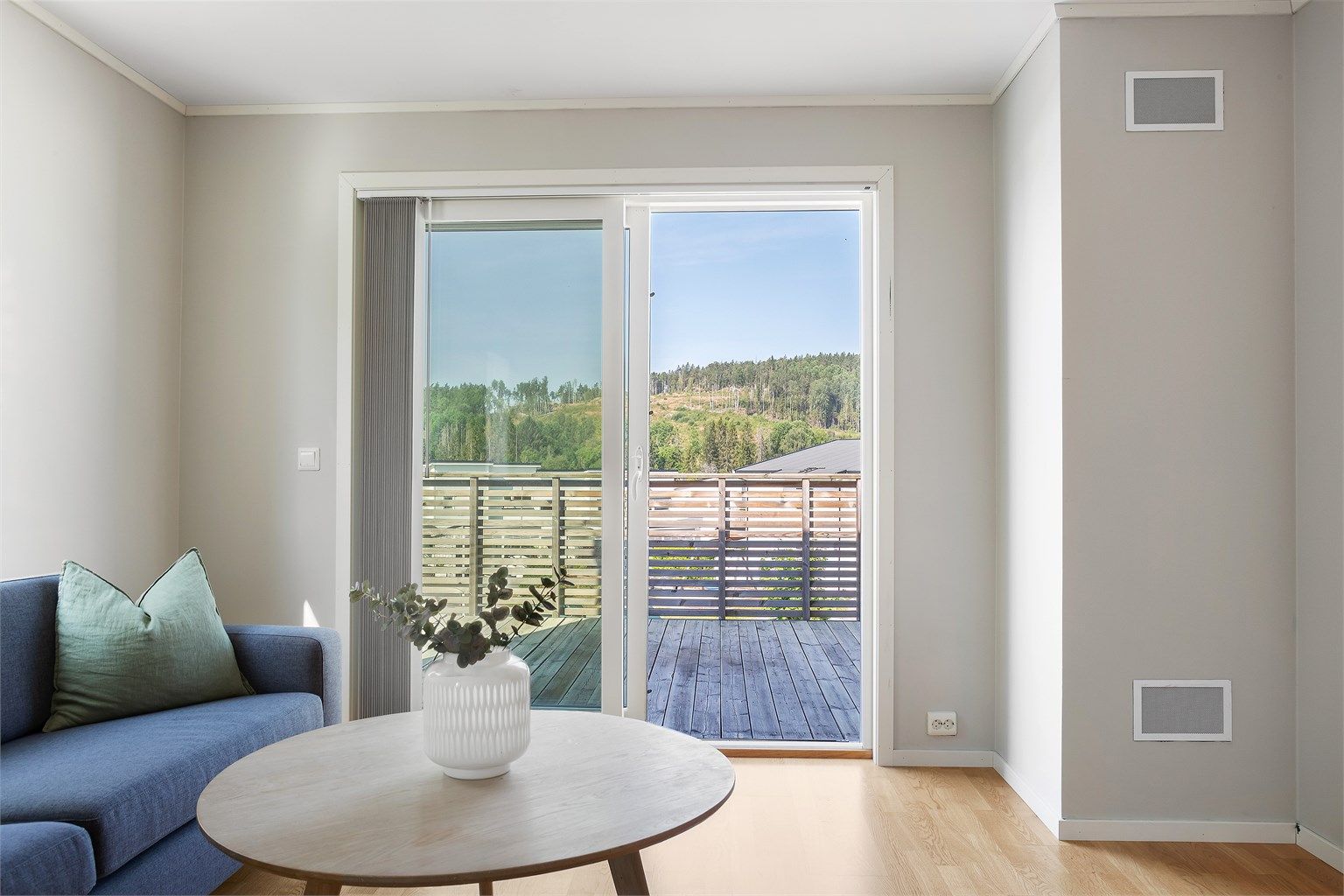 Fra stuen i 2. etasje er det utgang til en stor takterrasse på 43 m².