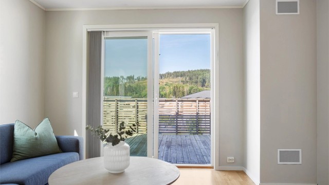 Fra stuen i 2. etasje er det utgang til en stor takterrasse på 43 m².