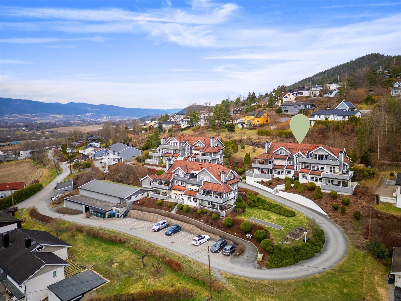 Liertoppen kjøpesenter ligger kun 9 min fra eiendommen, det samme gjør Bauhaus.