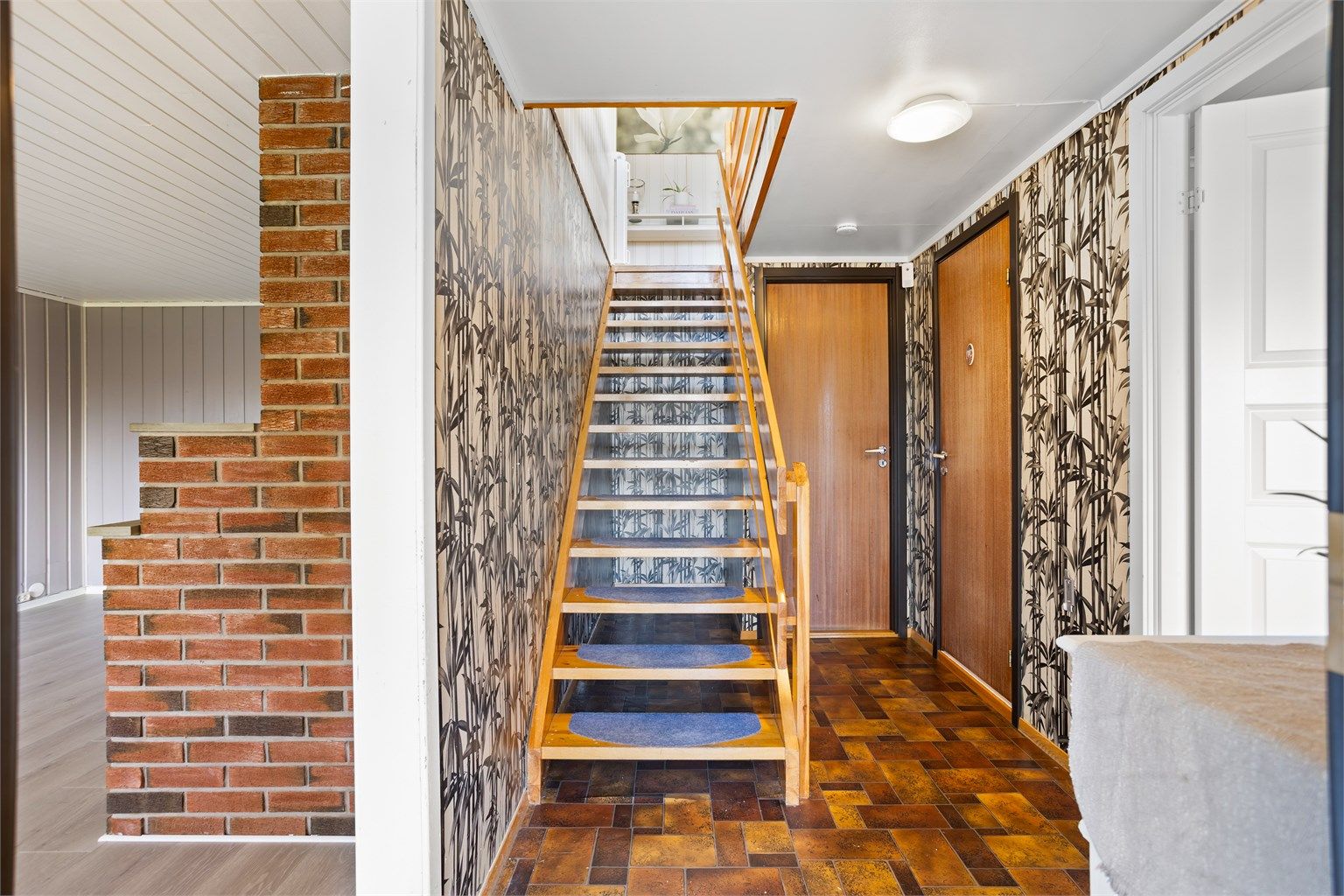 Trapp opp til 1. etasje. 