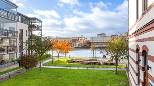 Nydelig utsikt mot elva og parken like ved leiligheten.