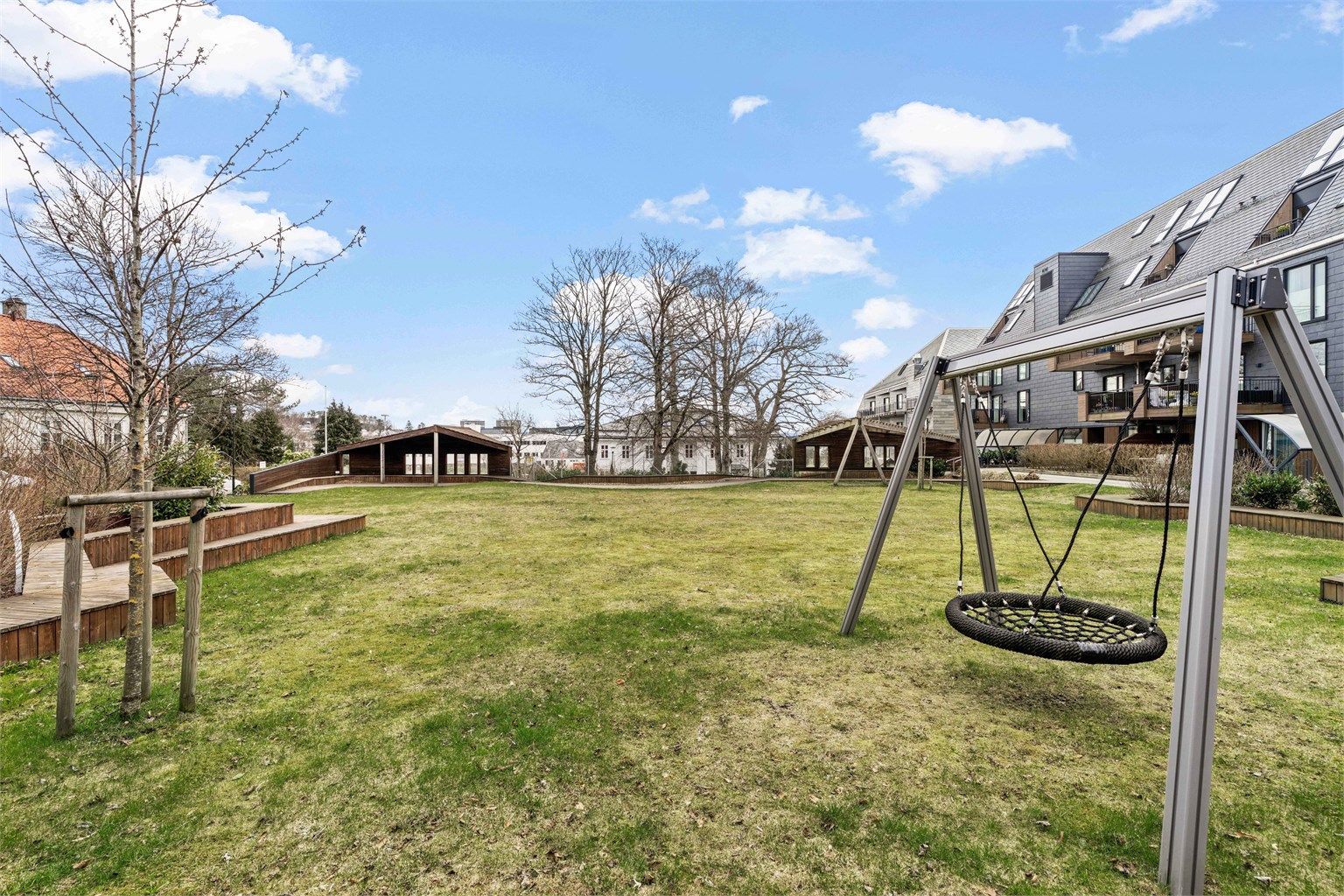 Kun fem minutters gange til Jarlabanen, og med kort vei til flere servicetilbud som butikker og treningssenter.