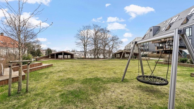 Kun fem minutters gange til Jarlabanen, og med kort vei til flere servicetilbud som butikker og treningssenter.