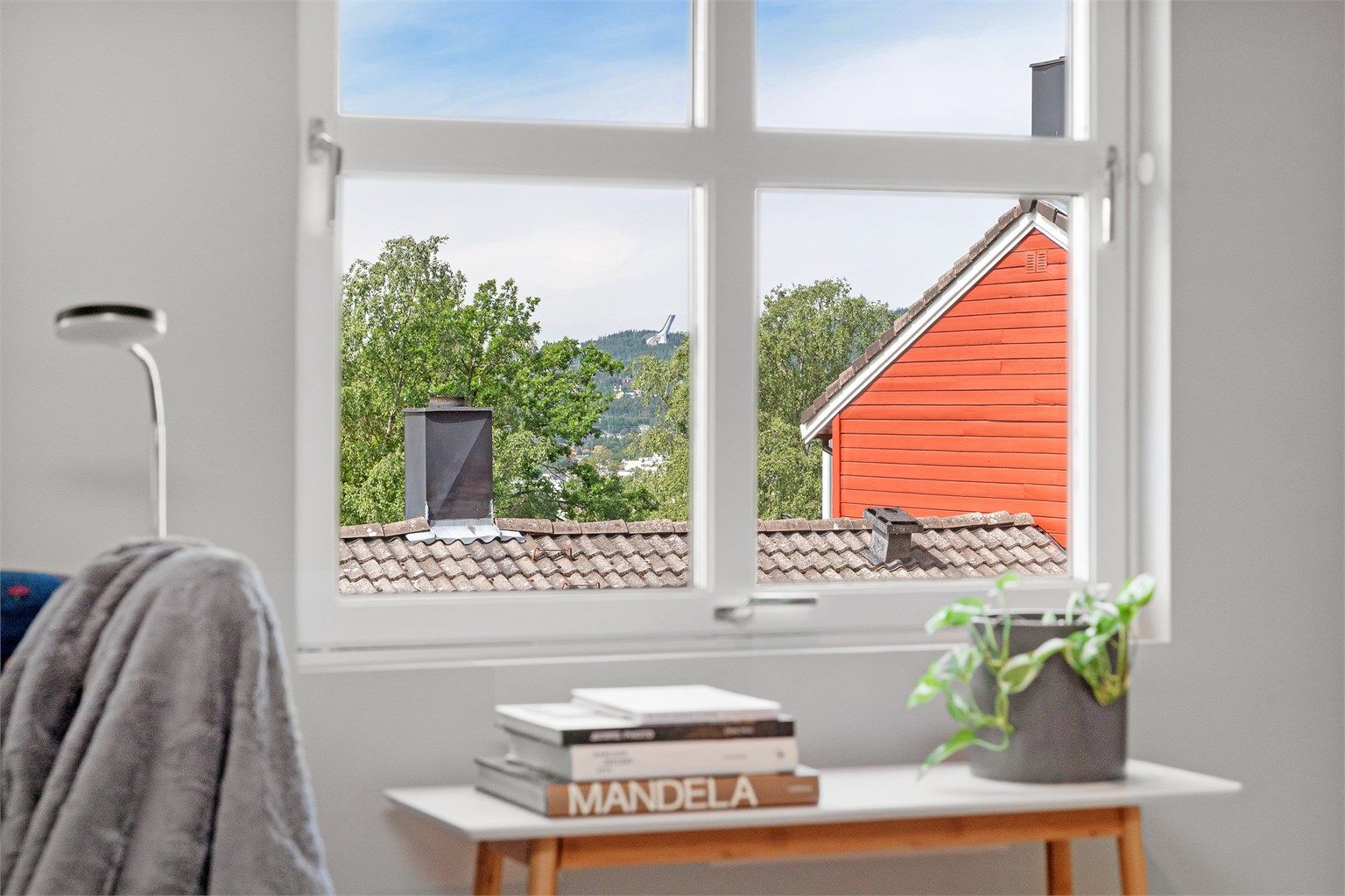 Utsikt mot Holmenkollen. Utvendig screens er montert på dette vinduet