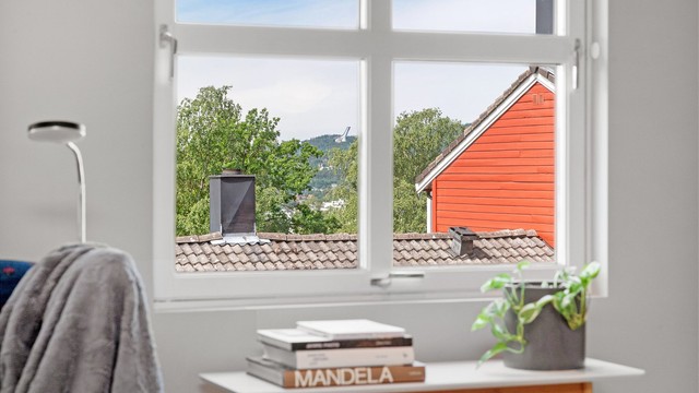 Utsikt mot Holmenkollen. Utvendig screens er montert på dette vinduet