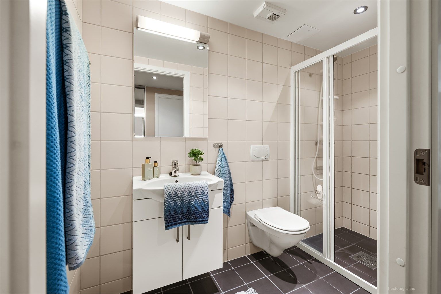 Bad 2, i tilknytning til entréen. Badet har downlights i tak, gulvvarme og dusj i hjørne med skyvedørsramme.
