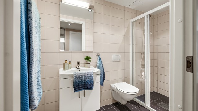 Bad 2, i tilknytning til entréen. Badet har downlights i tak, gulvvarme og dusj i hjørne med skyvedørsramme.