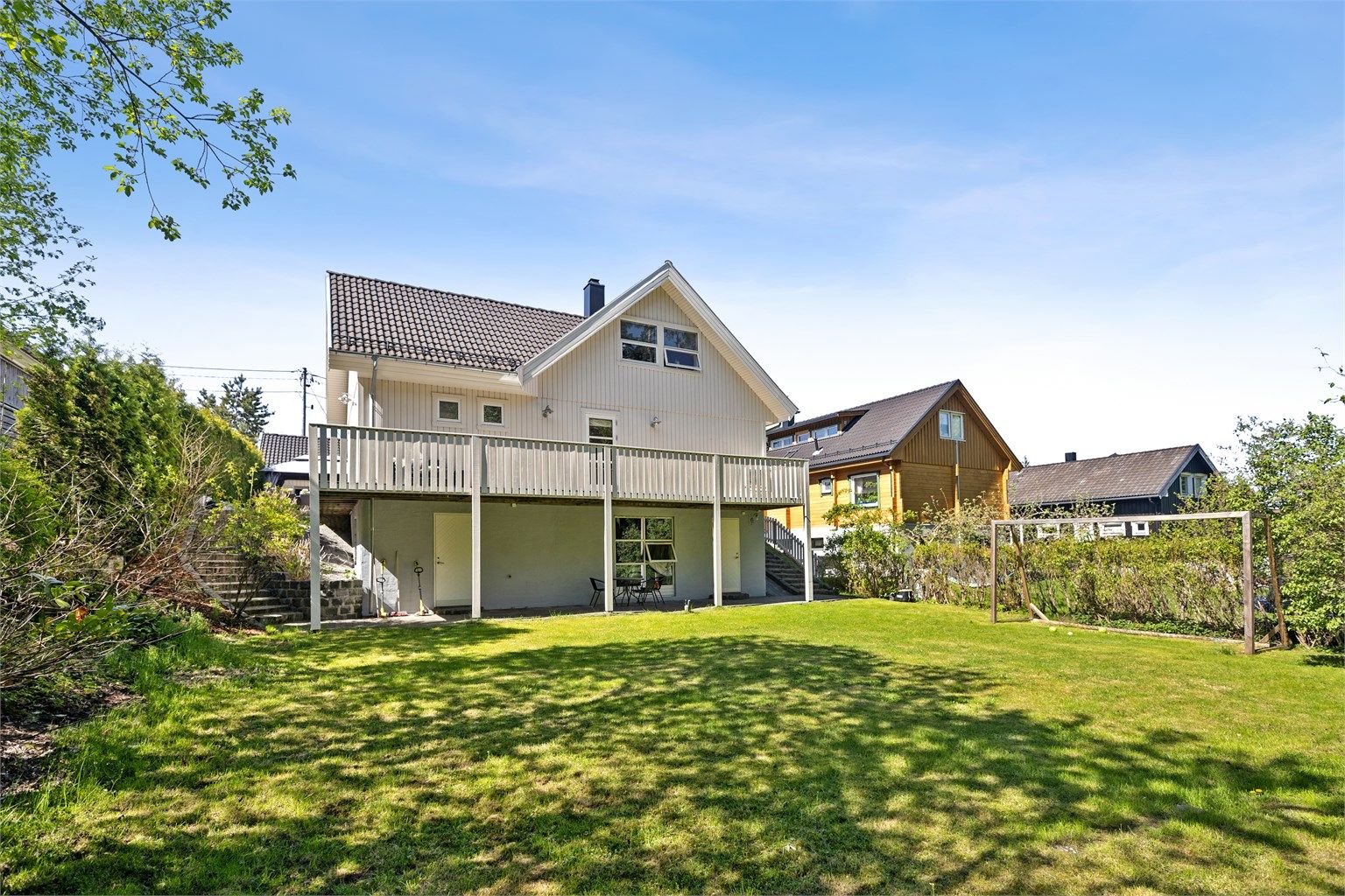 .Velkommen til Alex Olssons vei 28 - Eiendommen har en stor,  usjenert hage med masse plass til lek og rekreasjon.