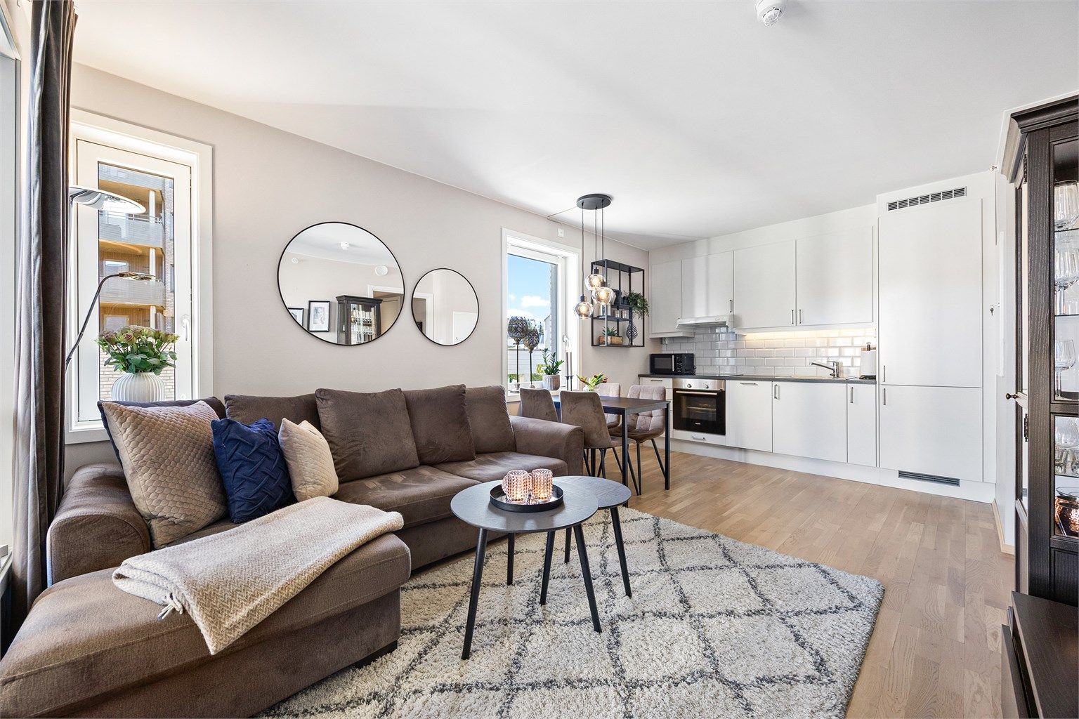 Velkommen til Dueveien 17! Presenteres av Jørgen Gabrielsen v/Krogsveen avd. Skedsmokorset. En moderne 2-roms leilighet fra 2016 med åpen stue- og kjøkkenløsning. Foto by Espen