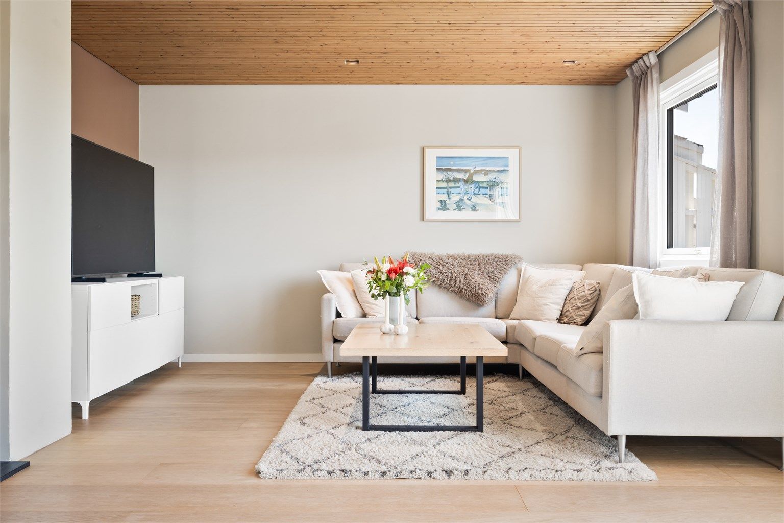 I stuen er det en naturlig plass til sofagruppe og tv.