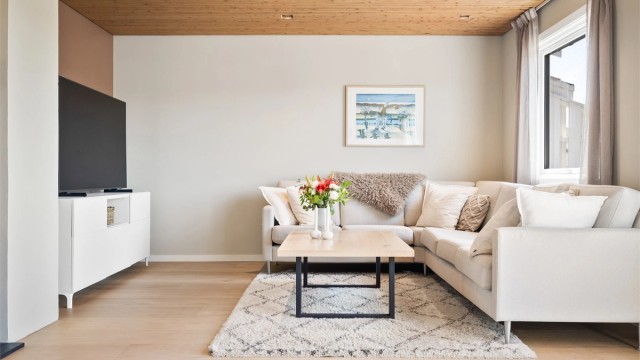I stuen er det en naturlig plass til sofagruppe og tv.
