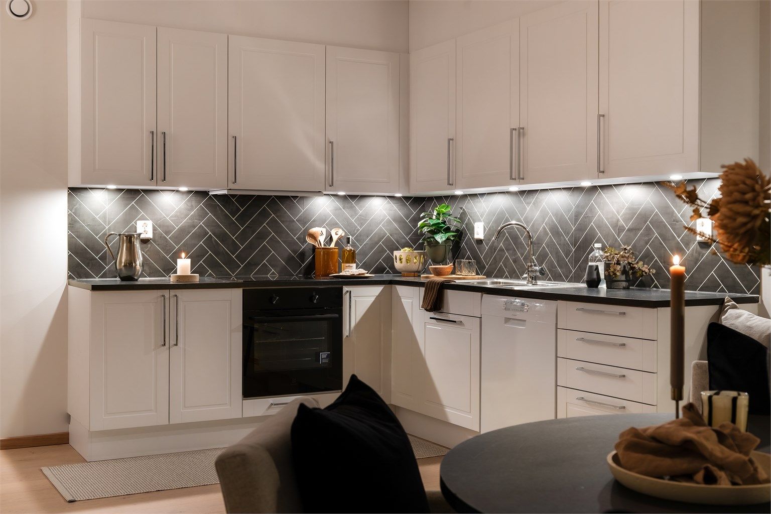 Kjøkkeninnredning fra byggeår med profilerte fronter. Laminert benkeplate med nedsenket oppvaskkum og ett-greps armatur.