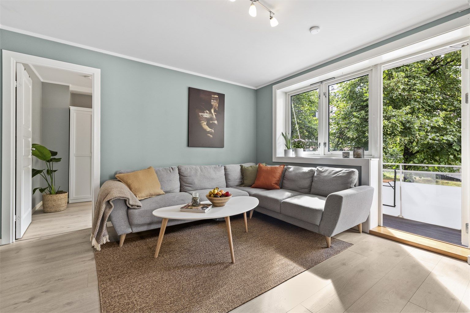 Leiligheten har en gjennomtenkt planløsning hvor alle rommene oppleves som romslige.