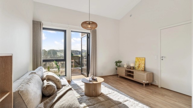 Fra stuen er det direkte utgang til sørøstvendt balkong.
Foto: Nordbø Foto