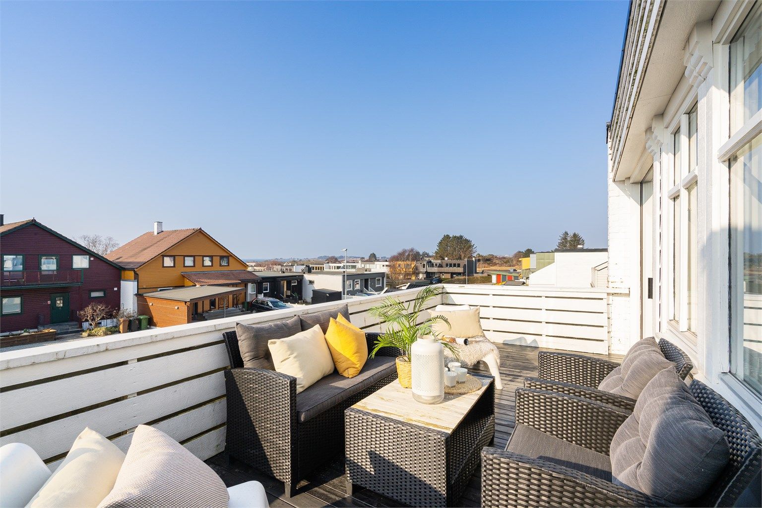 Solrike uteplasser, både terrasse, balkong og hage. 