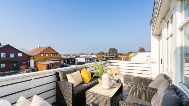 Solrike uteplasser, både terrasse, balkong og hage.