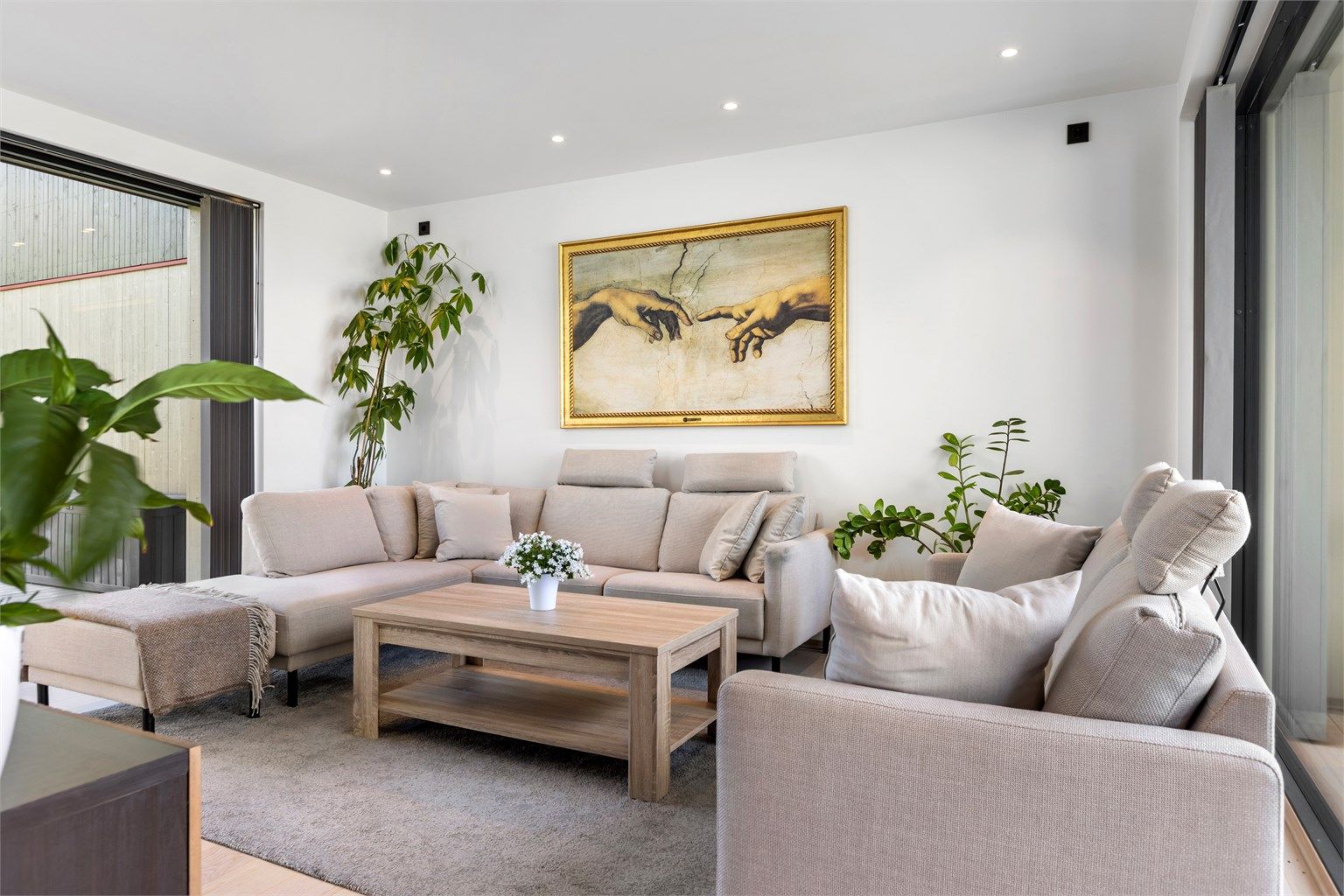 Stuen i 1. etasje har god plass til sofagruppe og en takhøyde på 2,54 meter.
