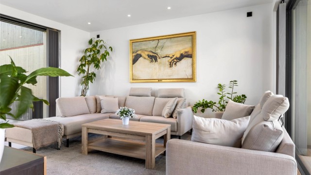 Stuen i 1. etasje har god plass til sofagruppe og en takhøyde på 2,54 meter.