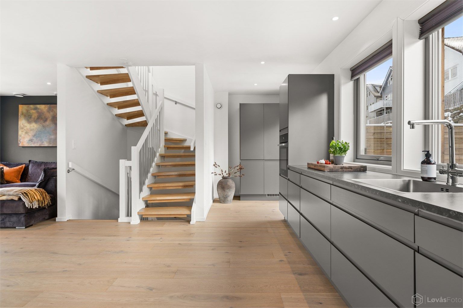 Den innvendige trappen i tre med metallrekkverk binder etasjene elegant sammen.