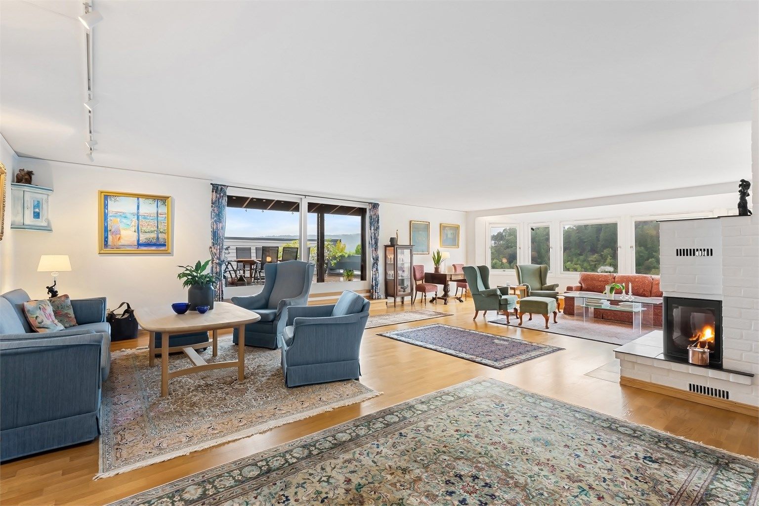 Stuen er lys og romslig, med vindusflater på to sider som gir en flott romfølelse og mye naturlig lys