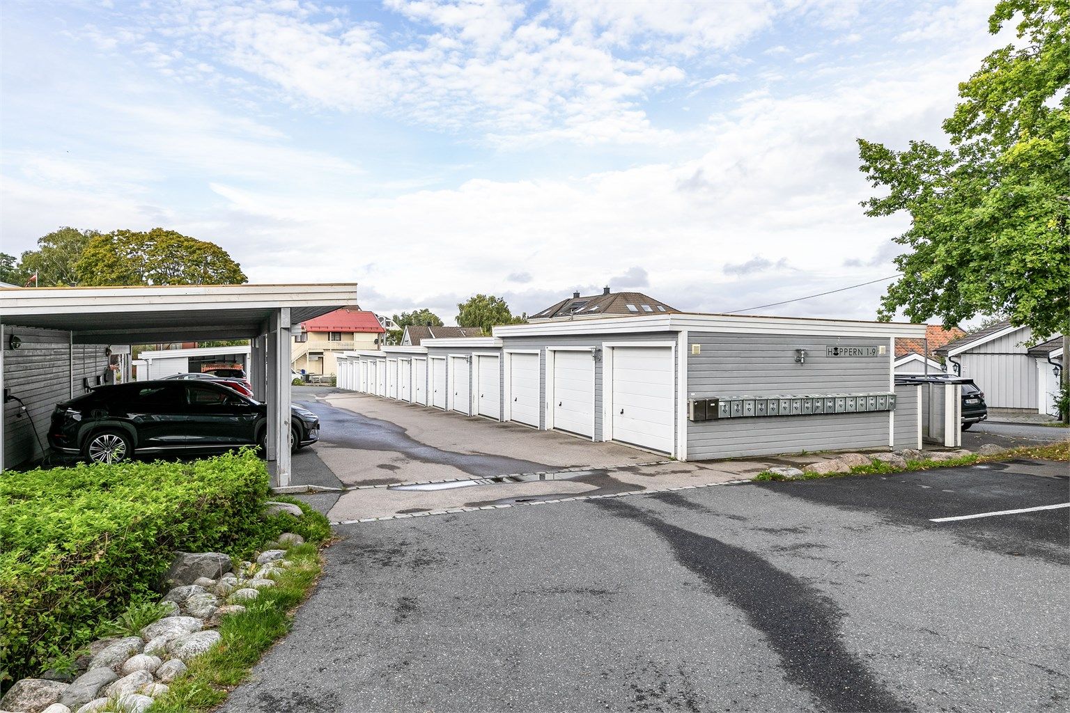 Leiligheten disponerer carport i rekke, med lader til EL-bil.