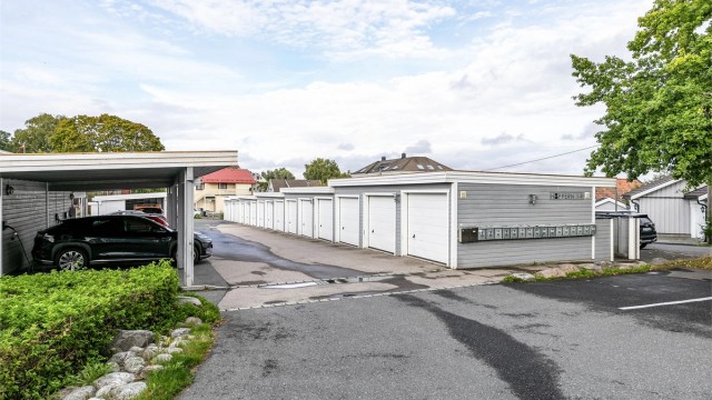 Leiligheten disponerer carport i rekke, med lader til EL-bil.