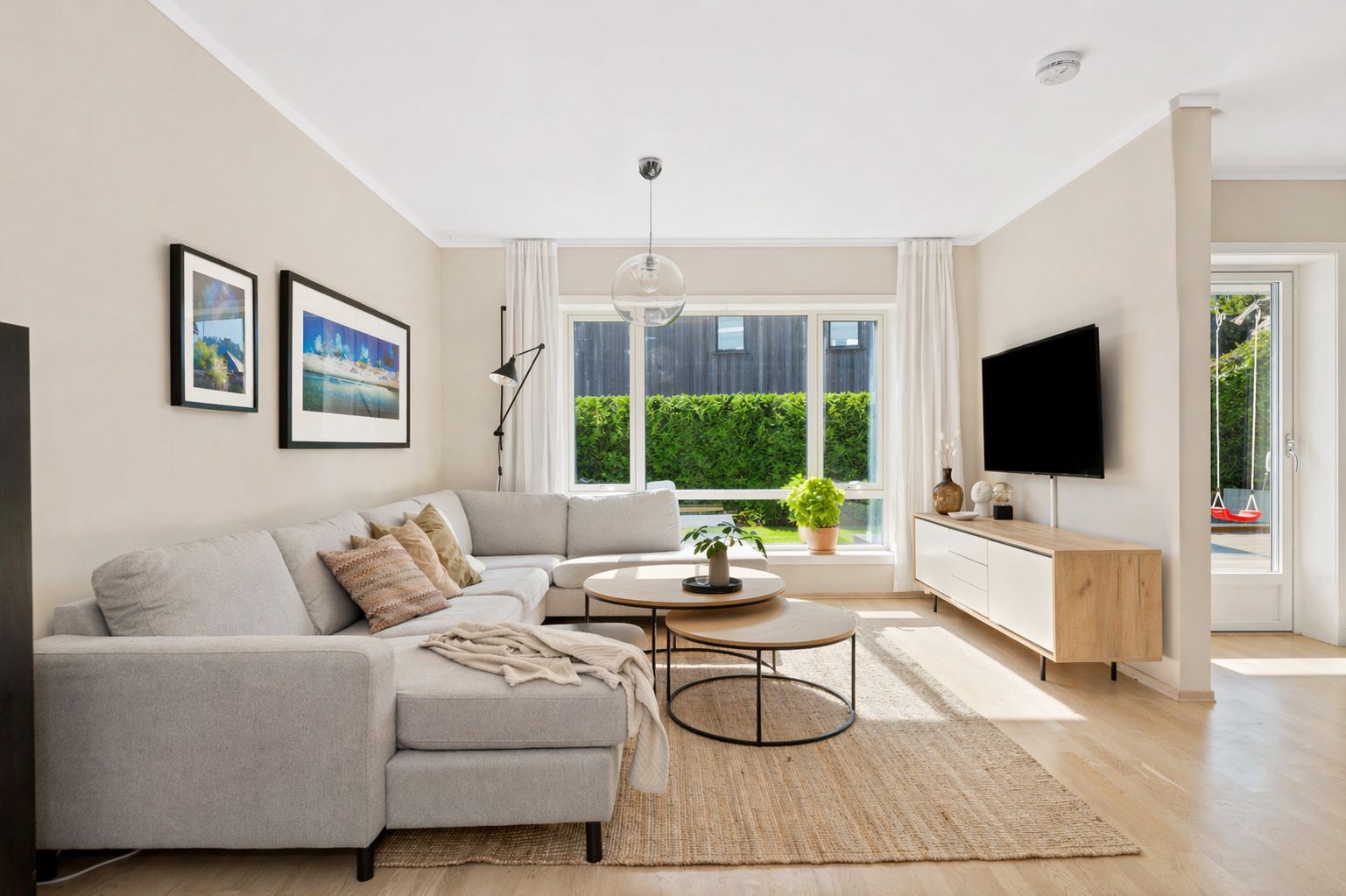 Her får du ett hyggelig sofahjørne med god plass til en større sofagruppe samt plass til tv-seksjon og tilhørende møblement. 