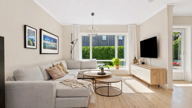 Her får du ett hyggelig sofahjørne med god plass til en større sofagruppe samt plass til tv-seksjon og tilhørende møblement.