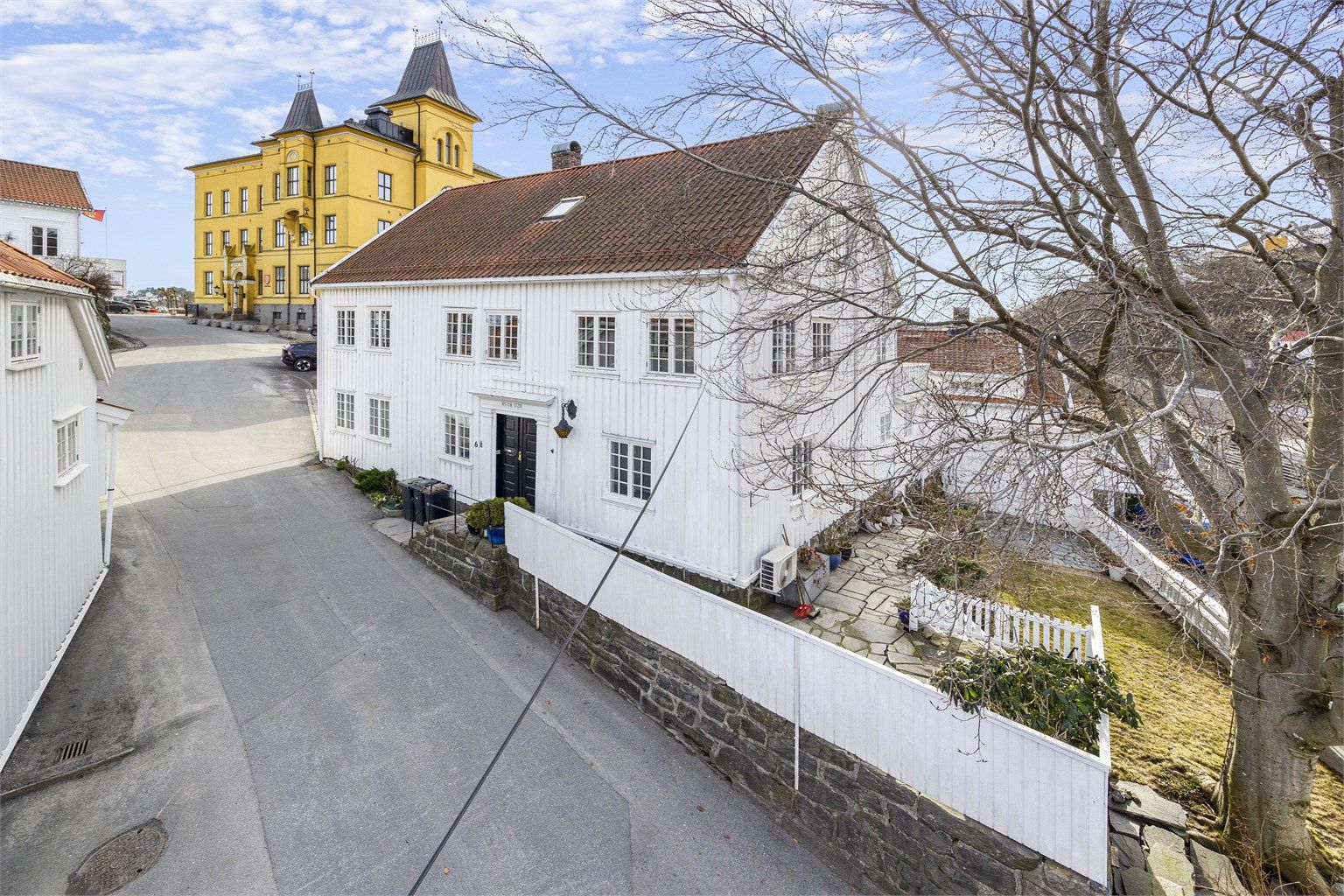 Velkommen til Kirkebakken 6- Stor, herskapelig og historieverdig enebolig i vakre omgivelser på Tyholmen. 