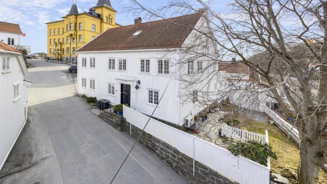 Velkommen til Kirkebakken 6- Stor, herskapelig og historieverdig enebolig i vakre omgivelser på Tyholmen.