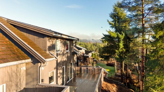 Bjørndalveien 6A presenteres av Per-Espen Omberg i Krogsveen. Fotograf; Kristoffer Kristiansen.