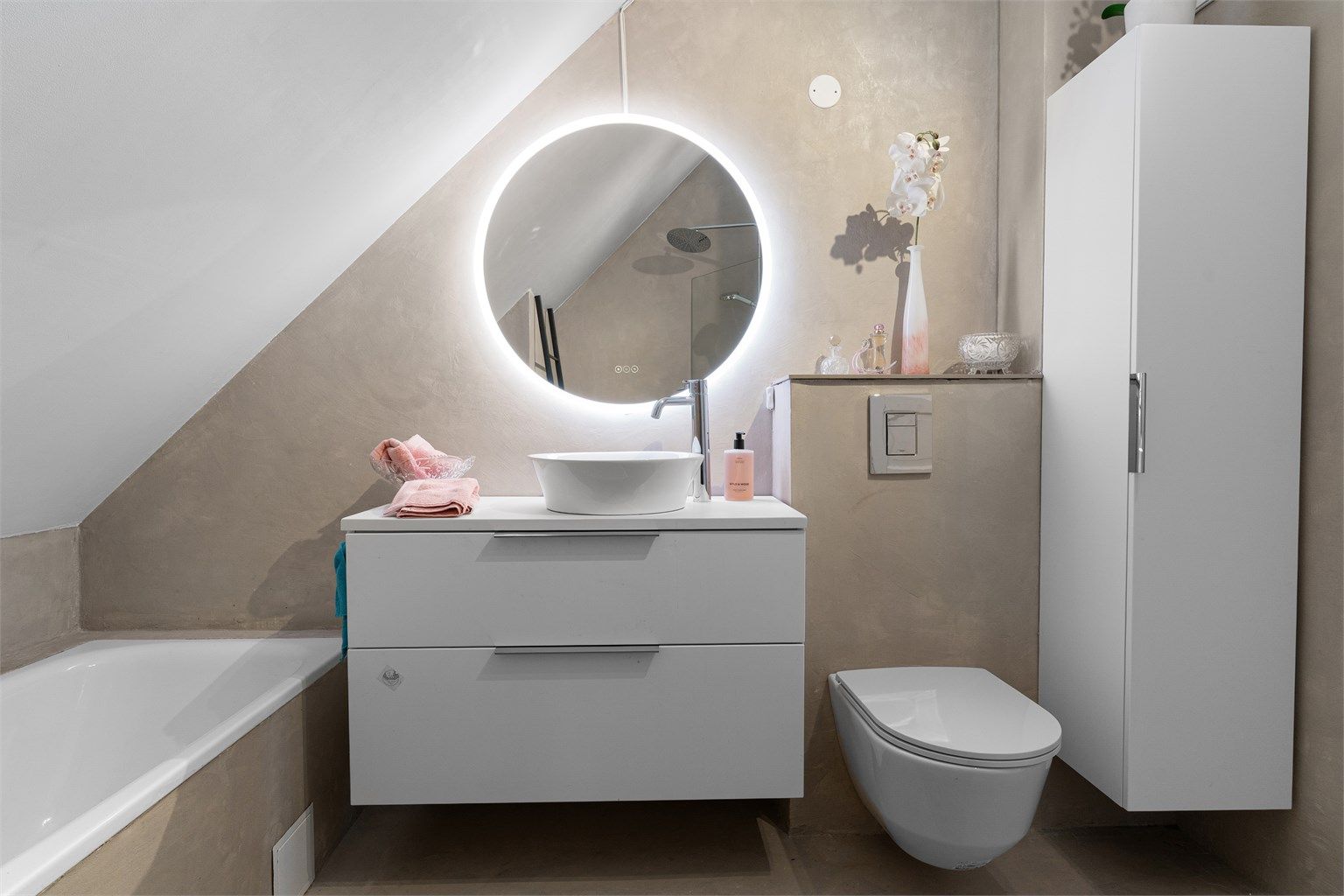 Her er det også elektrisk gulvvarme, servantinnredning og et stort speil med integrert lys.