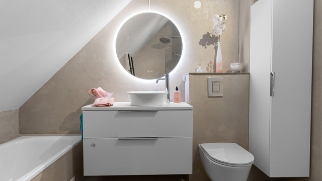 Her er det også elektrisk gulvvarme, servantinnredning og et stort speil med integrert lys.