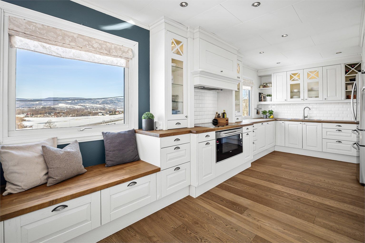 Kjøkkeninnredningen fra 2012 har profilerte fronter og benkeplater i laminert heltre.