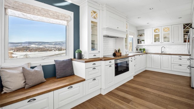 Kjøkkeninnredningen fra 2012 har profilerte fronter og benkeplater i laminert heltre.