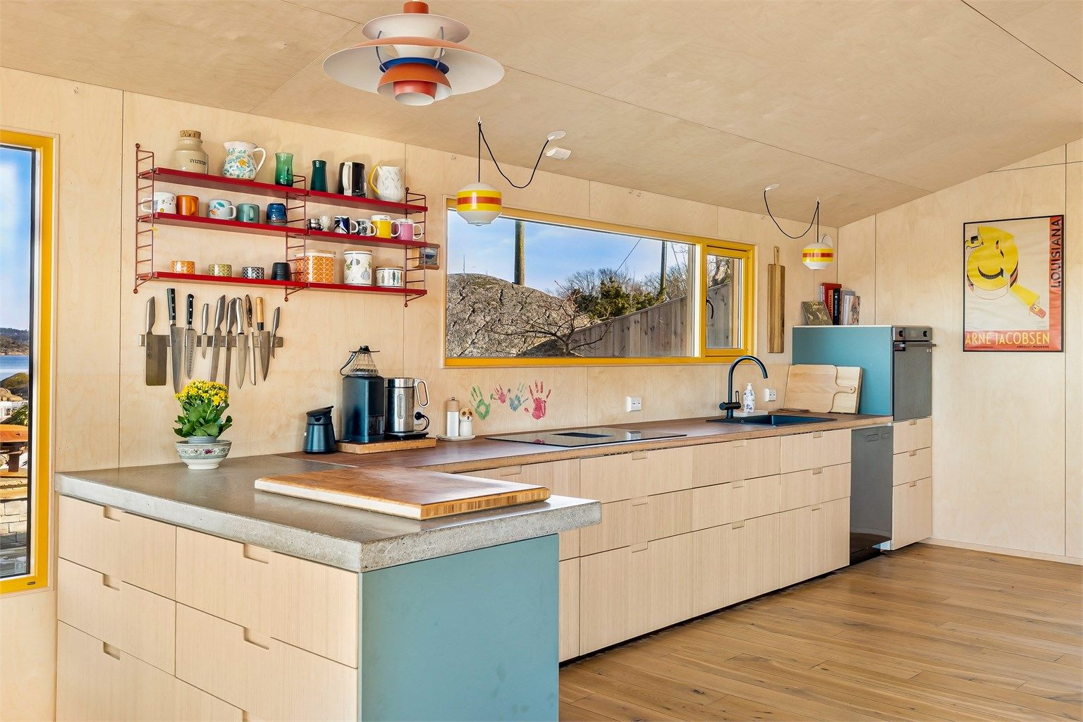 Kjøkkeninnredingen har fronter fra IKEA i Bambus. Benkeplaten er også i bambustre, bortsett fra delen nærmest, som har betongplate støpt på stedet.