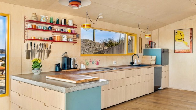 Kjøkkeninnredingen har fronter fra IKEA i Bambus. Benkeplaten er også i bambustre, bortsett fra delen nærmest, som har betongplate støpt på stedet.