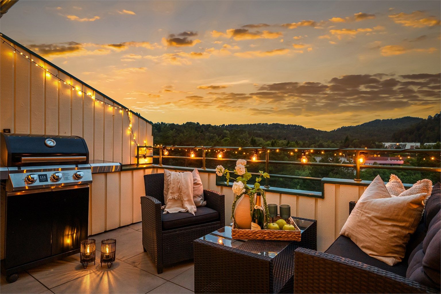 Velkommen til en unik mulighet i "gullblokken" i Ørnehaugen borettslag! Strøken toppleilighet med 2 meget solrike balkonger samt nydelig utsikt 