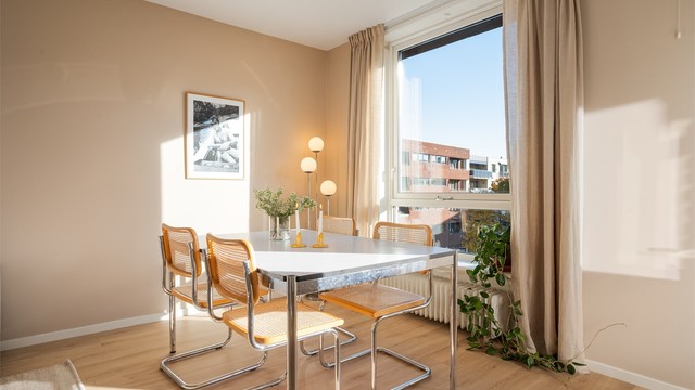 Spisebordet har en naturlig plass i tilknytning til kjøkkenet.